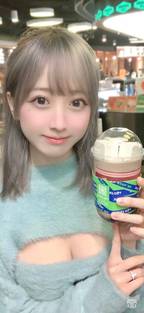 她行走于黑暗中